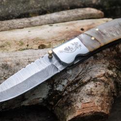 Beau Couteau Damas Lame Drop Point 128 Couches Manche Bélier Mitres Fleurs Linerlock Fab Artisanale