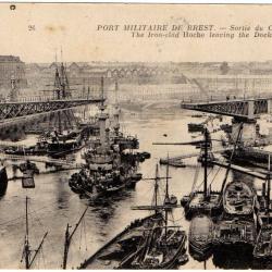 CPA - Marine Militaire - BREST -  SORTIE DU CUIRASSE " LE HOCHE " N°1394