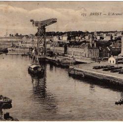 CPA - Marine Militaire - BREST - l'Arsenal et la Ville N°1398