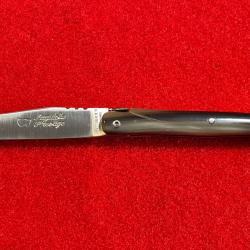 Couteau LAGUIOLE PRESTIGE par la coutellerie LE SABOT : plein manche  en pointe de corne blonde fumé