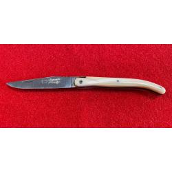 Couteau LAGUIOLE PRESTIGE par la coutellerie LE SABOT : plein manche  en pointe de corne blonde.