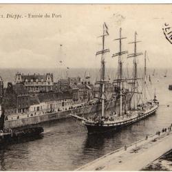 CPA - Marine -Dieppe - Entrée du Port  N°1404