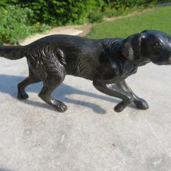 Ancienne sculpture en Bronze à patine nuancé représentant "Un chien de chasse a l'arrêt" (XIX-XXé)