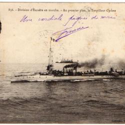 CPA - Marine Militaire -Division d'Escadre en marche- Au premier plan le Torpilleur Cyclone N°246