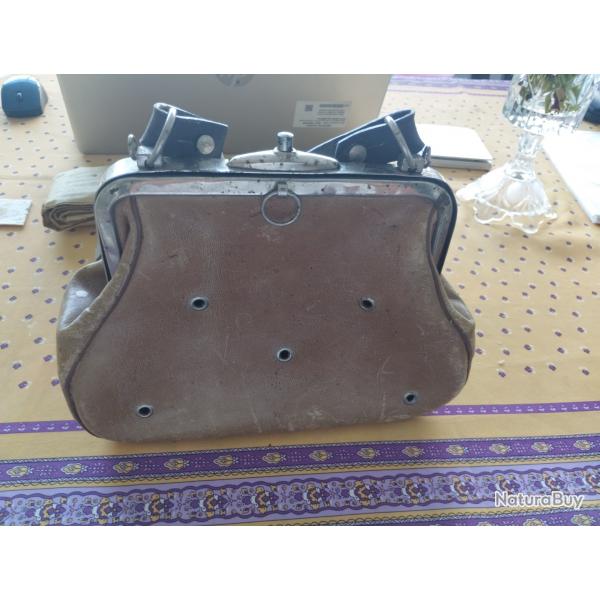 ANCIEN SAC A FURET EN CUIR .