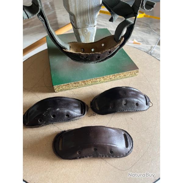 Lot 3 mentonnires en cuir