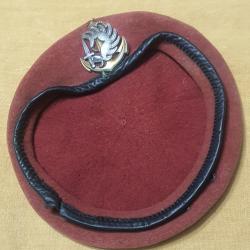 Béret rouge RPIMA parachutiste infanterie de marine avec insigne.