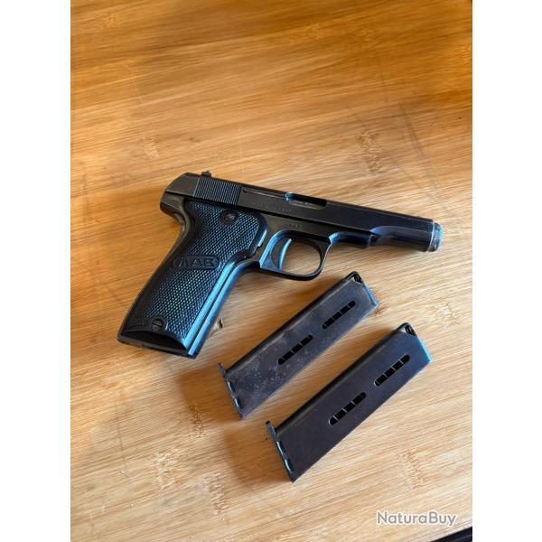 Pistolet semi-auto MAB Model D cal7,65 avec 2 chargeurs/ Enchre 1 sans rserve