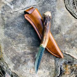 couteau de chasse d'artisan / pommeau cerf / acier carbone  80crv2