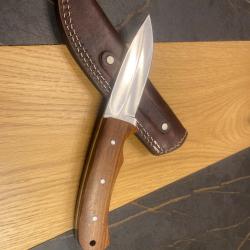 Couteau de chasse monobloc lame inox avec étui de ceinture .