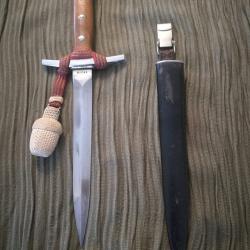 Dague d'Officier de l'Armée suisse Années 40 Dragonne rouge avec fils d'argent Gland blanc cassé.