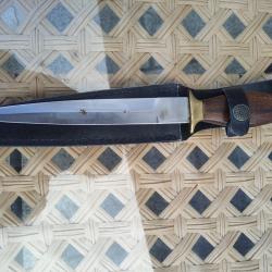 Cause arrêt chasse vends couteau epieu de chasse, très peu servi.Livré dans son étui d'origine.