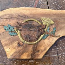 Scène de chasse au sanglier et trompe sculpté sur bois de noyer