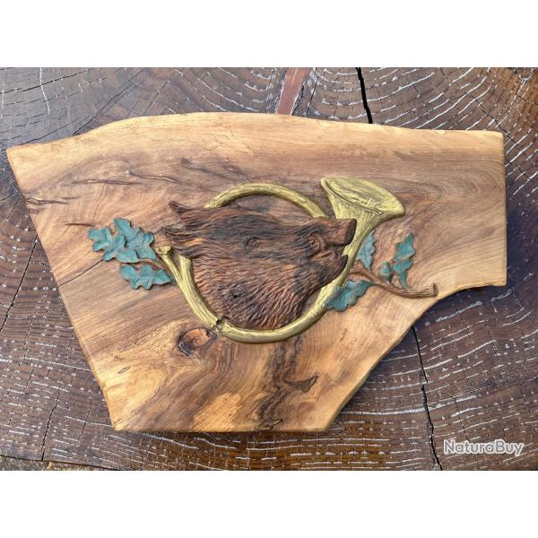 Scne de chasse au sanglier et trompe sculpt sur bois de noyer