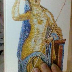 Une jeune fille nue par Nikos Athanassiadis - Club de la femme -