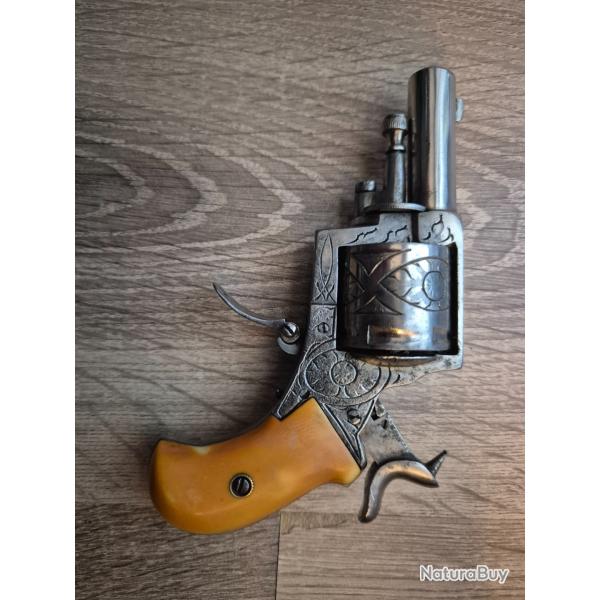 Beau Revolver en 320, entirement dcor