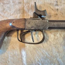 Pistolet a coffre double canon en table bon état. SAINT ETIENNE
