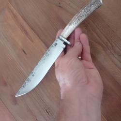 Couteau de chasse lame et garde forgée en acier carbone manche en bois de cerf