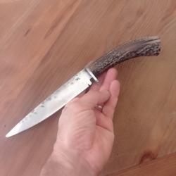 Couteau de chasse lame et garde forgée en acier carbone manche en bois de cerf