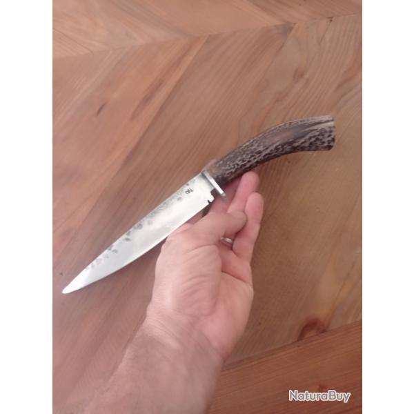 Couteau de chasse lame et garde forge en acier carbone manche en bois de cerf
