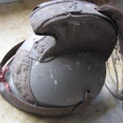 Casque dragon cuirassier directement de grenier jouet qui mérite une restauration