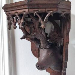 Console étagère murale tête de chamois XXe tablette d'angle tête de brocard bois sculpté Forêt Noire