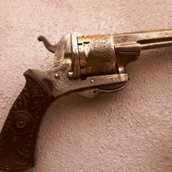 REVOLVER A BROCHE THE GUARDIAN BELGE