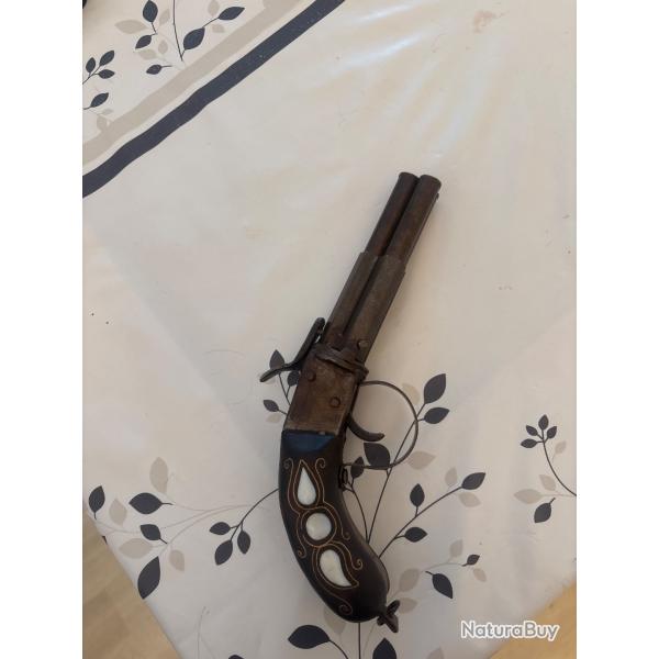 Pistolet oriental 3 canons avec poignet nacre et filets en laiton