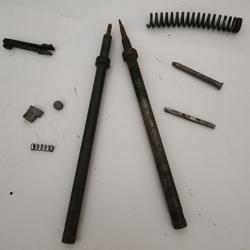 2 percuteurs et différentes petites pièces