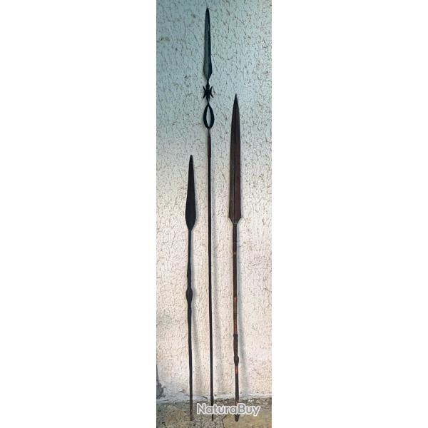 LOT DE TROIS ANCIENNES LANCES AFRICAINES DU XIX SIECLE, NGBANDI, TUTSI, NGOMBE