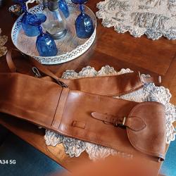 Vend housse en cuir. 115 cm.Cuir très souple. Pas abîmé. Aux enchères 1.Prix de réserve.