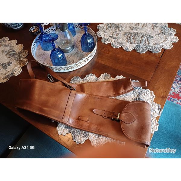Vend housse en cuir. 115 cm.Cuir trs souple. Pas abm. Aux enchres 1.Prix de rserve.