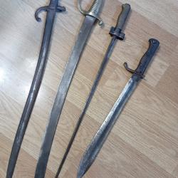 Lot de quatre baïonnettes et un briquet anXI à restaurer.