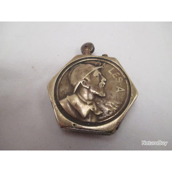 briquet de poilu  de forme ronde  - ON LES  A  -  sur une  face  et  une  ALSACIENNE sur l'autre