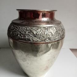 vase fin 17ème en métal argenté hauteur 19 cm diamètre 15 cm 800 gr, finement décoré, exellent état