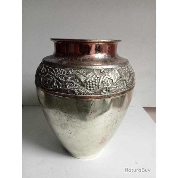 vase fin 17me en mtal argent hauteur 19 cm diamtre 15 cm 800 gr, finement dcor, exellent tat
