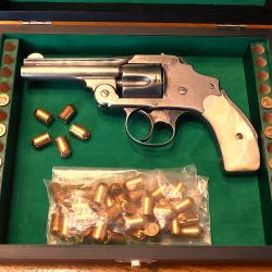 COMME NEUF COFFRET NOIR ET VERT INTERIEUR POUR 1 REVOLVER SMITH ET WESSON CAL:38 + 2 RAMPES 26 TROUS