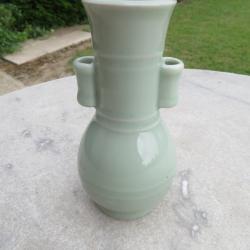 Art d'Asie - Vase à double oreille en céramique de couleur verte, de style Dynastie Song -CHINE(XXé)