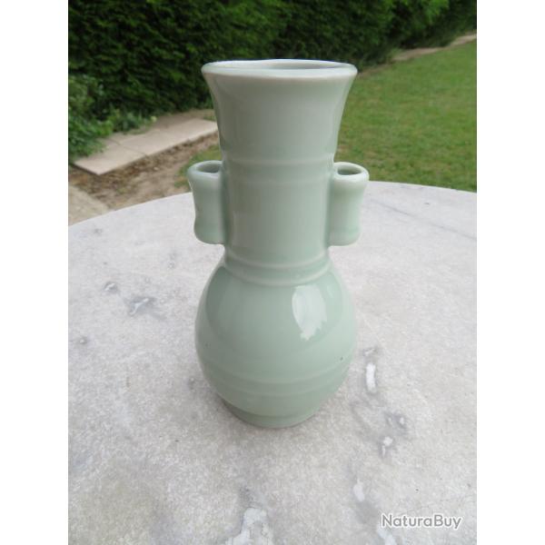 Art d'Asie - Vase  double oreille en cramique de couleur verte, de style Dynastie Song -CHINE(XX)