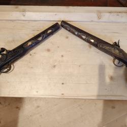 Deux pistolets silex nacre et filets argent.aucune idée sur l époque.Etudie toutes propositions .één