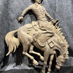 Bel objet de décoration murale cow-boy sur un cheval cabré made in usa annees 70