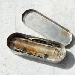 FRANCE 1940 - Service de santé - en verre en boite métallique MAY25SER001