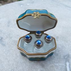 Ancien coffret &agrave; senteurs/cave &agrave; parfums avec ses 4 flacons en Porcelaine de Limoges - (Vers 1950)