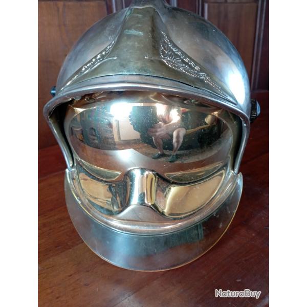Casque de pompier F1 bien complet.