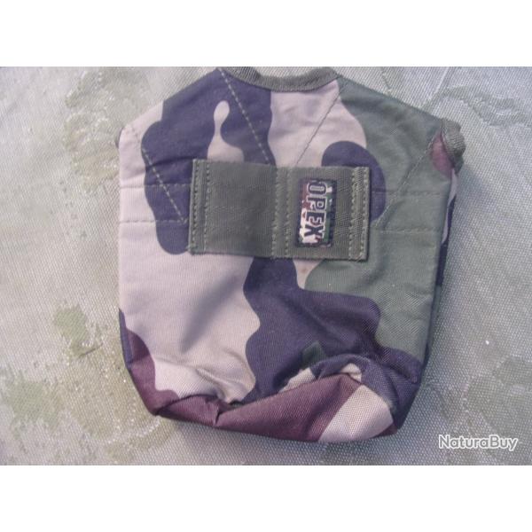 une  porte-gourde camoufle