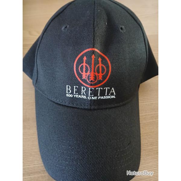 Casquette noire logo rouge