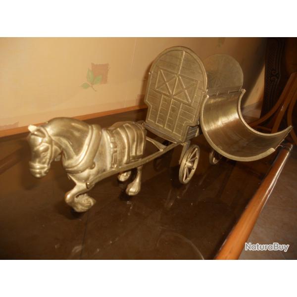 cheval et charette en bronze ou laiton longueur 50 cm hauteur 27 cm poids 5 kilo environ , rare dans