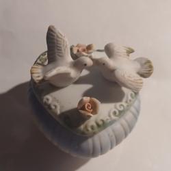 ANCIENNE PETITE BOITE EN BISCUIT EN FORME DE COEUR