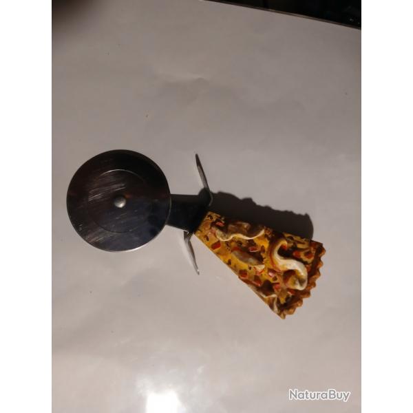 COUPE-PIZZA ROULETTE FORME PART DE PIZZA