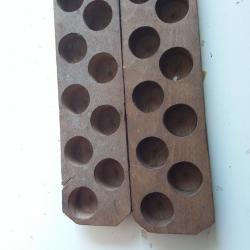 Deux planchettes de 10 trous chacune  en  bois.
